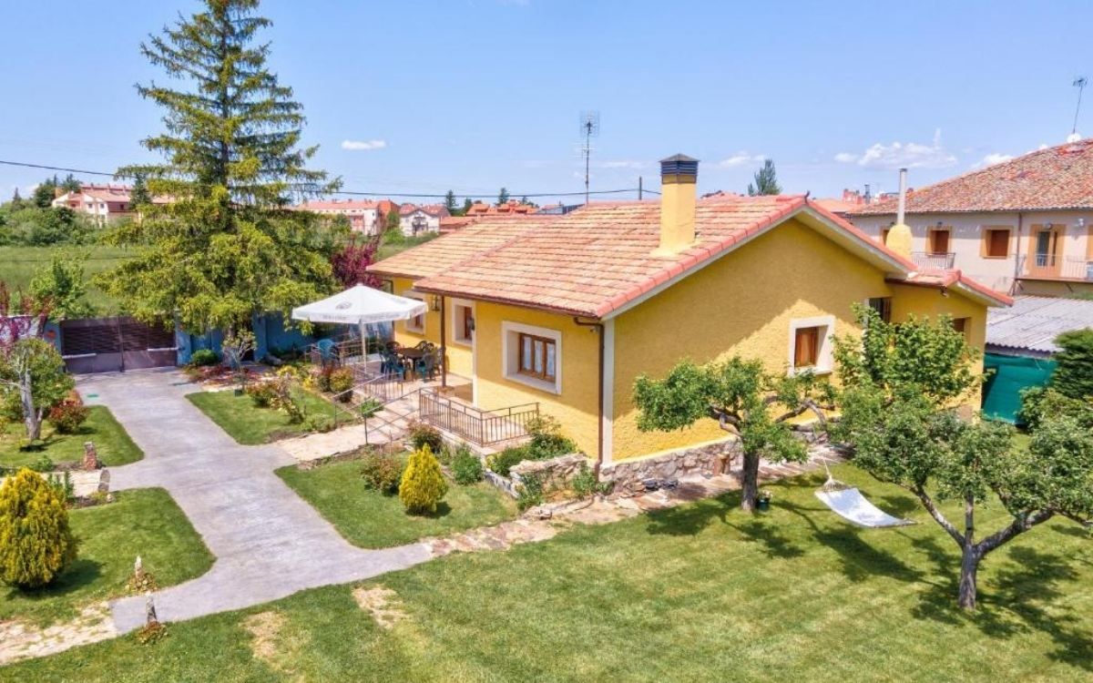 Casa rural en Riaza rodeada de naturaleza para escapadas rurales activas
